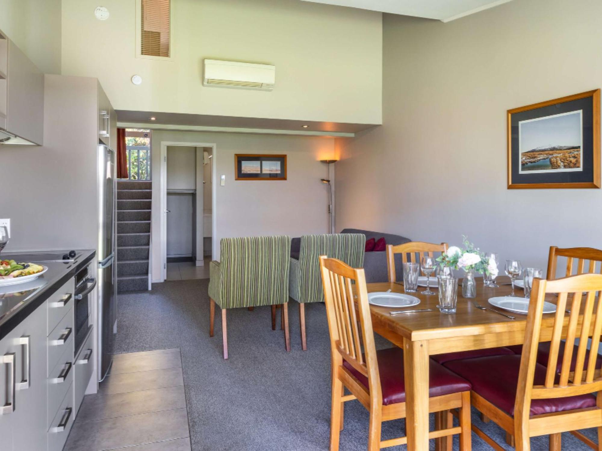 Leisure Lodge *