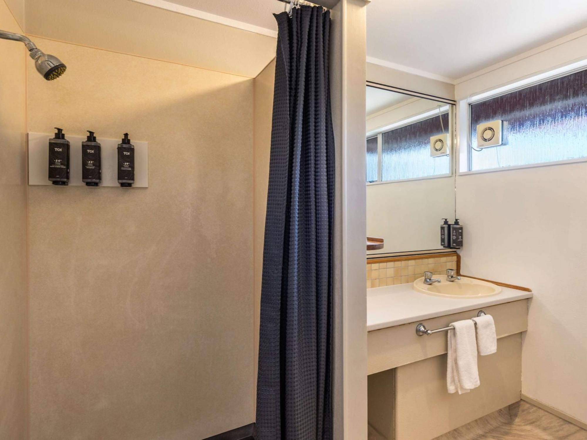 Leisure Lodge *